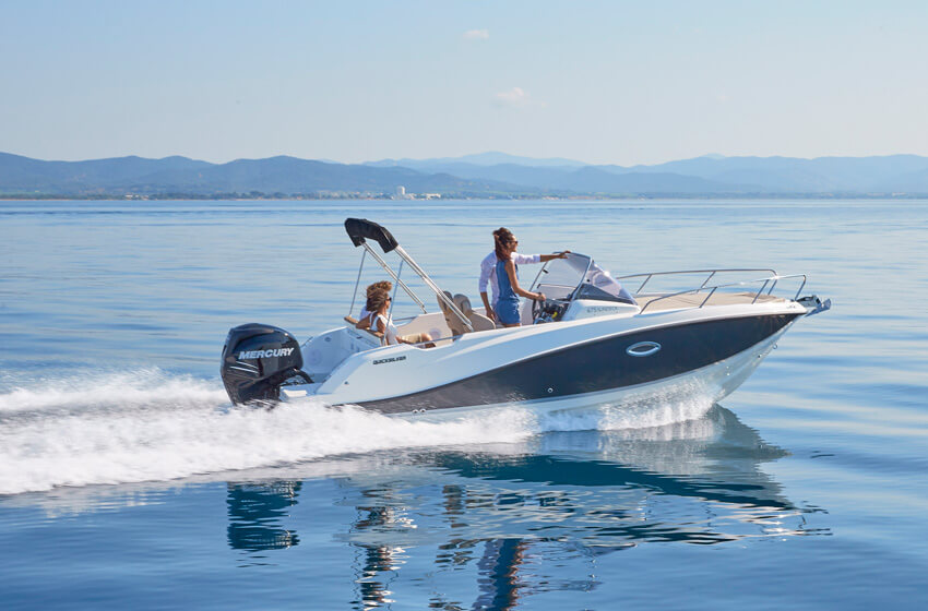 Quicksilver 675 Sundeck + Mercury 150